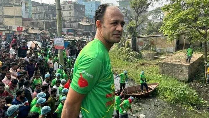 খাল পরিস্কারে ব্যারিস্টার সুমনের সঙ্গে যোগ দিলেন মাধবপুর ক্লিনের ৩০০ স্বেচ্ছাসেবী