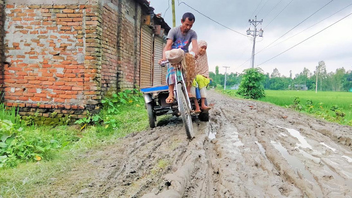 সুন্দরগঞ্জে কাঁচা রাস্তার বেহালদশা, চরম দুর্ভোগে এলাকাবাসী