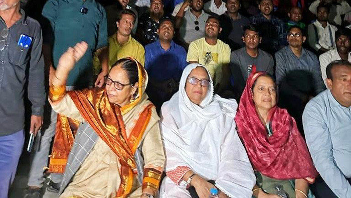 দুই শতাধিক নেতাকর্মী নিয়ে 'মুজিব' সিনেমা দেখলেন আফরুজা বারী