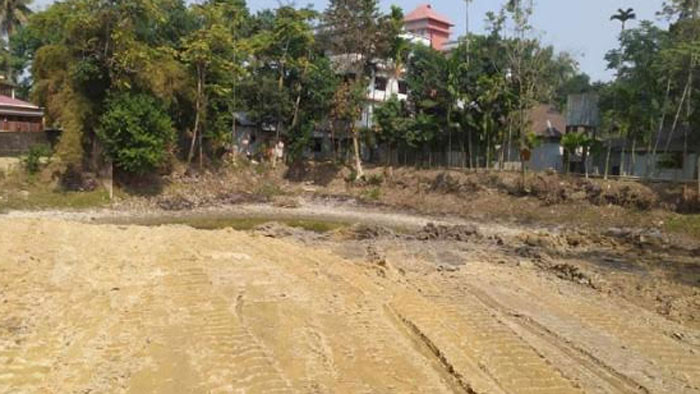 সিলেট নগরীতে গোপনে পুকুর ভরাট করার অভিযোগে জরিমানা