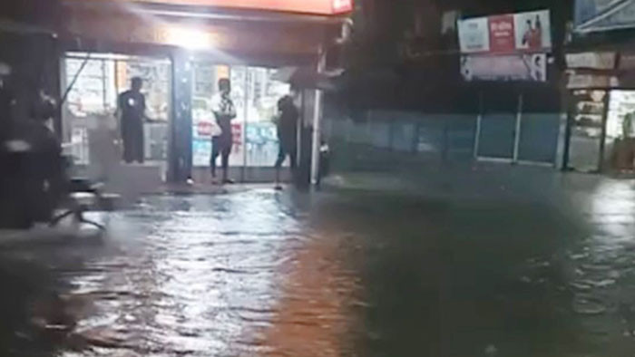 শনিবার রাত ভর টানা বৃষ্টিতে সিলেট ওসমানী হাসপাতালে আবারও পানি উঠেছে
