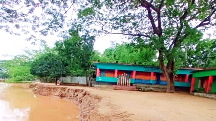 ভাঙছে নদীর পাড়, বিলীন হওয়ার পথে শিক্ষা প্রতিষ্ঠান