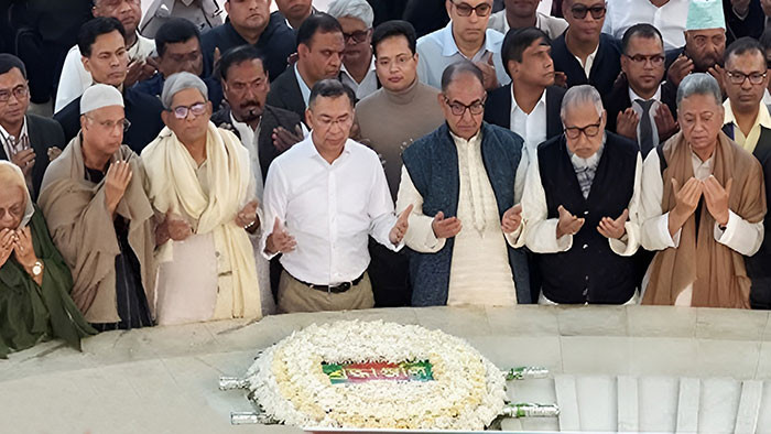 বাবার কবর জিয়ারত করলেন তারেক রহমান