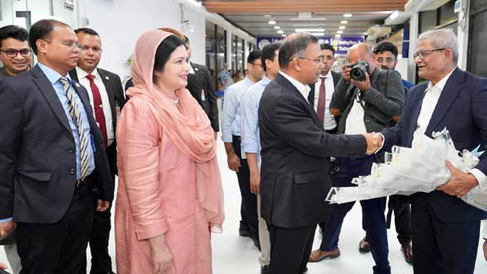 চীন ও মালয়েশিয়া সফর শেষে দেশে ফিরেছেন প্রধানমন্ত্রী তারেক রহমান