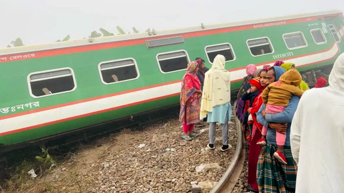 রেললাইন কেটে ফেলল অবরোধকারীরা, পাঁচটি বগি লাইনচ্যুত, নিহত ১