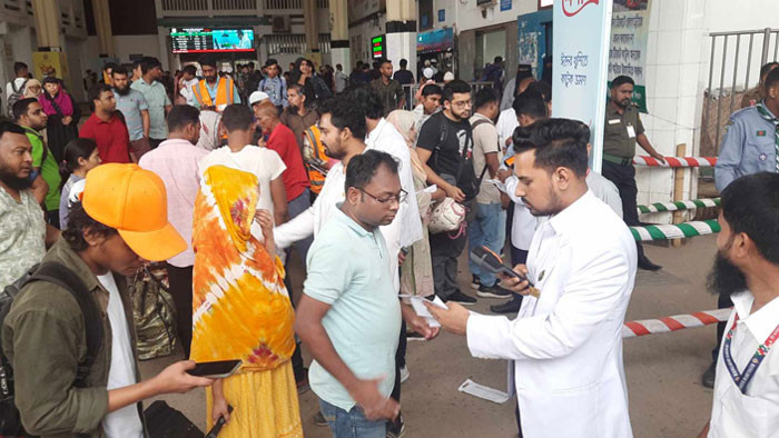 ঈদের ট্রেনযাত্রায় বিলম্ব, ভোগান্তিতে ঘরমুখো মানুষ