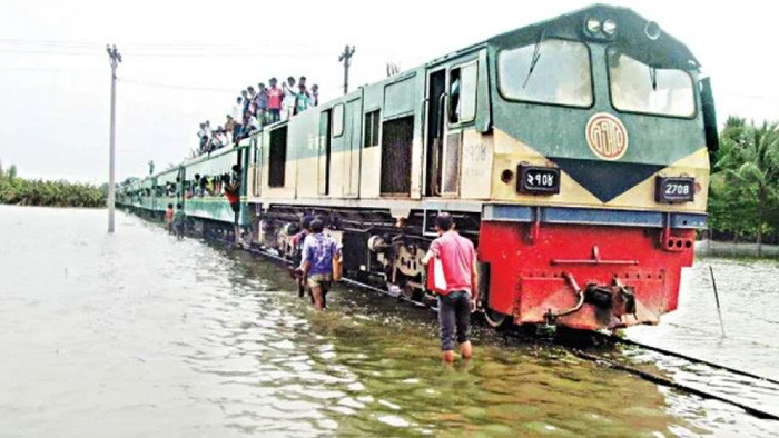 বন্যায় যেসব রুটে ট্রেন চলাচল বন্ধ