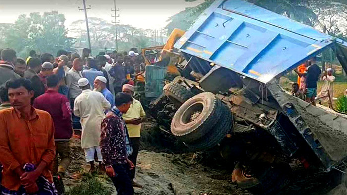 ময়মনসিংহে বালুবাহী ট্রাকে ট্রেনের ধাক্কা, নিহত ৪