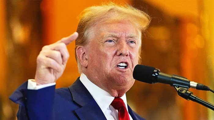 সিএনএন ও নিউইয়র্ক টাইমসের সাংবাদিকদের বরখাস্তের দাবি ট্রাম্পের