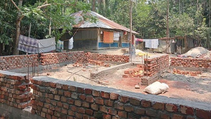 আদালতের নির্দেশ অমান্য করে স্থাপনা নির্মাণের অভিযোগ
