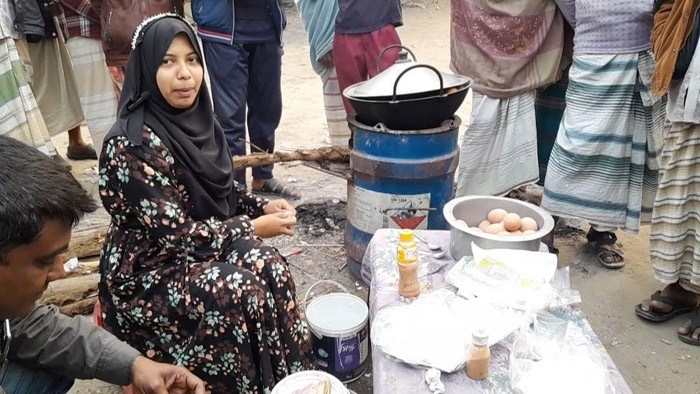 নাটোরে ছুটিতে এসে ডিম বিক্রি করছে চট্টগ্রাম বিশ্ববিদ্যালয়ের ছাত্রী টুম্পা