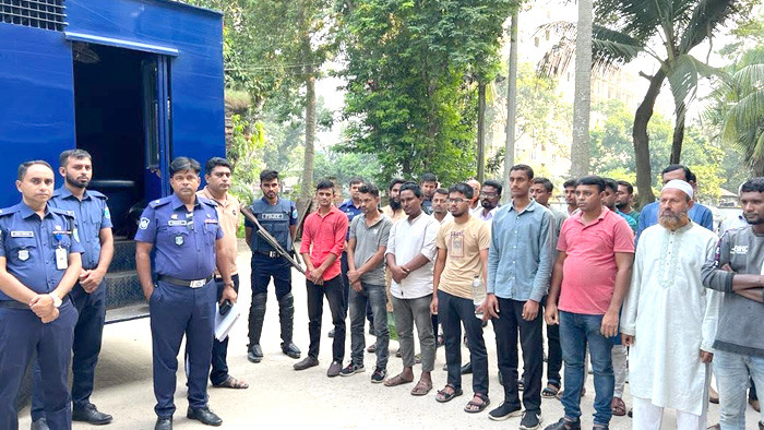 ভাঙ্গায় পুলিশের অভিযানে বিএনপির নেতাকর্মীসহ ৩৭ জন গ্রেফতার: ককটেল বিস্ফোরণ উদ্ধার