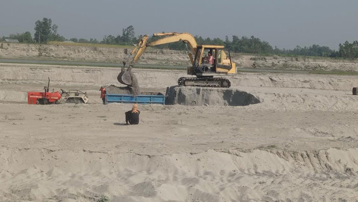 ইসলামপুরে অবৈধভাবে বালু উত্তোলনের মহা উৎসব চলছে