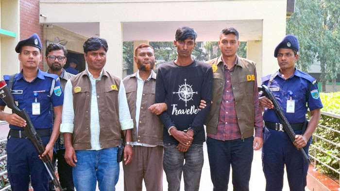 নওগাঁয় পুলিশ সুপারের বডিগার্ড পরিচয়ে চাঁদাবাজি, প্রতারক গ্রেফতার