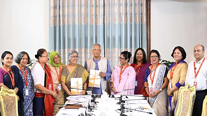 প্রধান উপদেষ্টার কাছে প্রতিবেদন দাখিল করল নারীবিষয়ক সংস্কার কমিশন