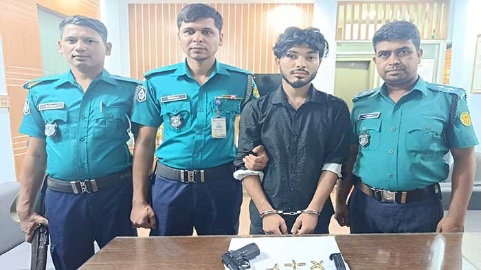অস্ত্র ছিনতাই মামলার আসামি গ্রেফতার; ছিনতাইকৃত আগ্নেয়াস্ত্র ও ১১ রাউন্ড গুলি উদ্ধার
