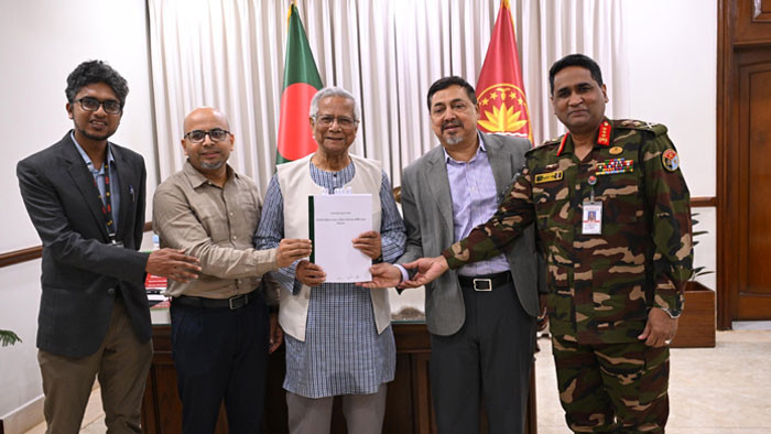 প্রধান উপদেষ্টার কাছে নজরদারি প্রযুক্তি পর্যালোচনা কমিটির চূড়ান্ত প্রতিবেদন পেশ