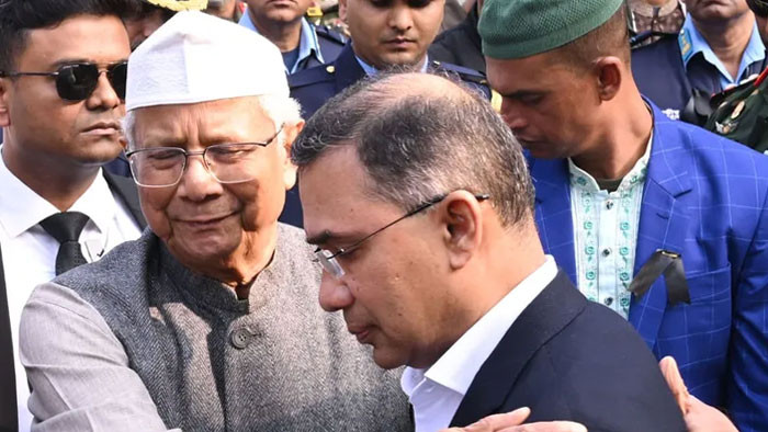 তারেক রহমানকে বুকে টেনে নিয়ে সান্ত্বনা দিলেন প্রধান উপদেষ্টা
