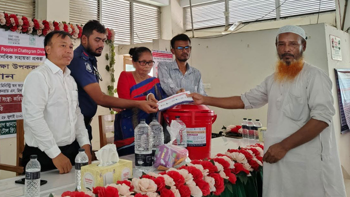 দিঘীনালায় ৩০০ বন্যাদুর্গত পরিবার পেল নগদ সহায়তা ও হাইজিন কিট