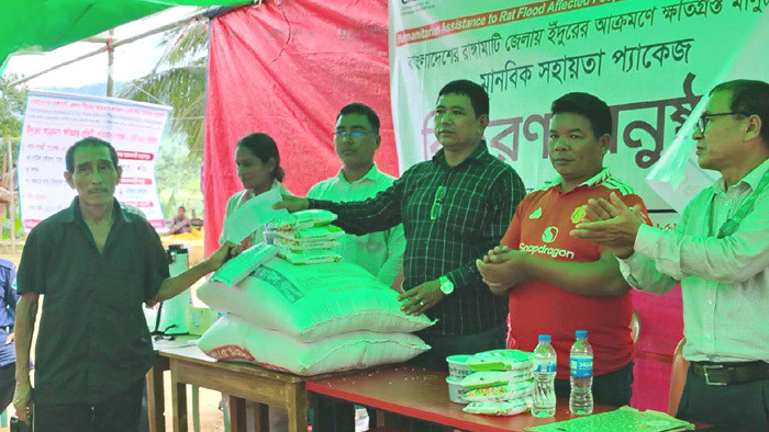 সাজেকে ইঁদুরের উপদ্রবে ক্ষতিগ্রস্ত ১৮০ পরিবার পেল খাদ্য ও নগদ সহায়তা