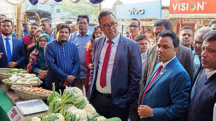 ঊর্ধ্বগতি রোধে মান্দায় ন্যায্যমূল্যে পণ্য বিক্রয় উদ্বোধন