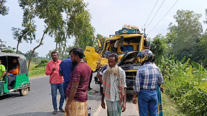 মান্দায় নিয়ন্ত্রণ হারিয়ে ট্রাক চালক নিহত