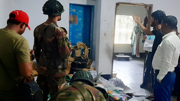 নকল বই ছাপানোর কারখানায় যৌথ বাহিনীর অভিযান