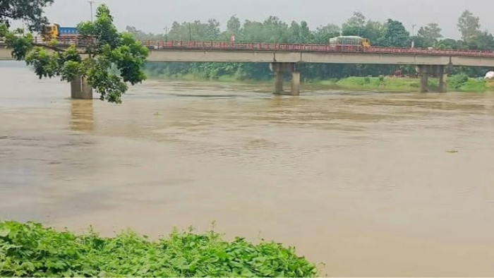 বিপৎসীমার ওপরে আত্রাই নদের পানি
