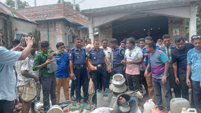 মান্দায় মাদক বিরোধী অভিযানে দুই হাজার লিটার চোলাইমদ উদ্ধার