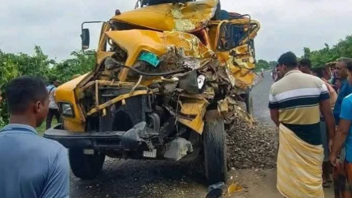 দাঁড়িয়ে থাকা ট্রাককে অপর একটি ট্রাকের ধাক্কা, নিহত-১