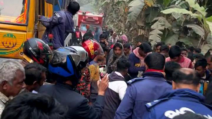 মান্দায় ট্রাক-মোটরসাইকেল সংঘর্ষে নিহত ৩