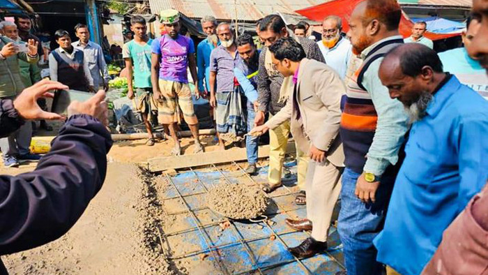 নওগাঁর মান্দায় রাস্তার আরসিসি ঢালাই কাজ ইউএনওর পরিদর্শন