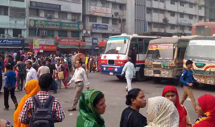কমলাপুরে সড়ক অবরোধ করলেন পোশাক শ্রমিকরা
