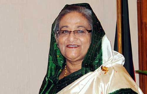 ব্রিটিশ রানির জন্মদিনের কেক বানাচ্ছেন বাংলাদেশি মুসলিম তরুণী নাদিয়া 
