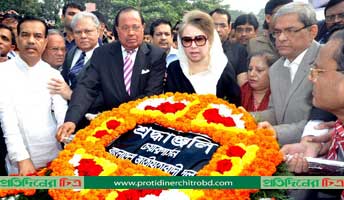 ৮০তম জন্মবার্ষিকীতে জিয়াউর রহমানের সমাধিতে খালেদার শ্রদ্ধা