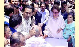 তৃতীয় দিনে রাজধানীতে খাবার বিতরণ করছেন খালেদা জিয়া